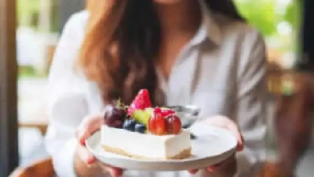 تناول الحلوى