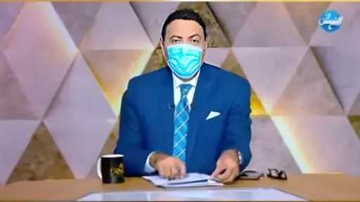 الغيطي يدخل بكمامة على الهواء.. لهذا السبب