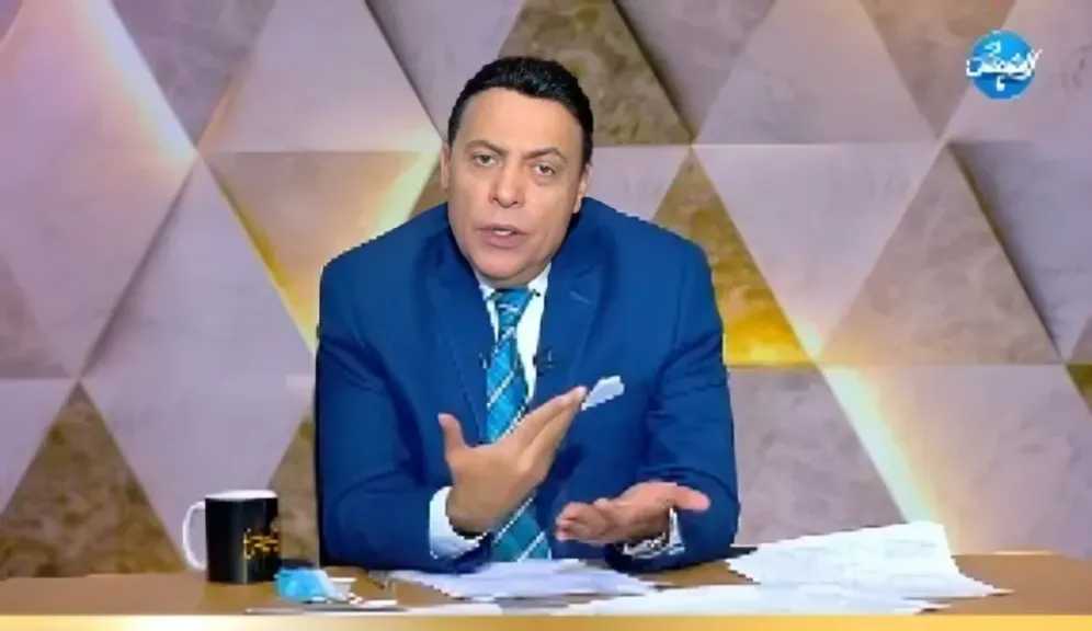 مشاجرة على الهواء .. شقيق شاب بدلة الرقص يشتبك مع محاميه!