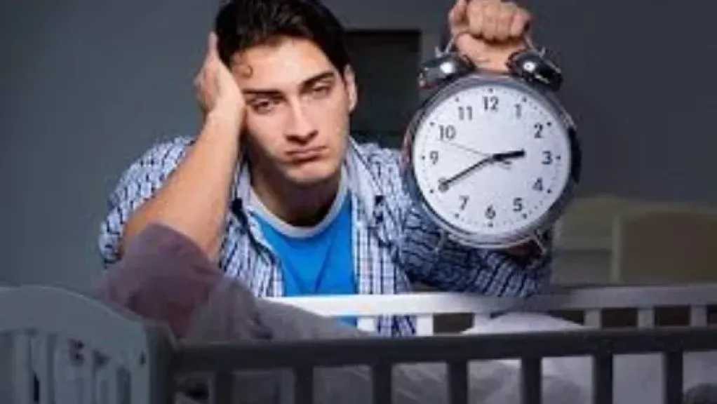 لماذا تستيقظين الساعة 3 فجراً؟ الخبراء يكشفون الأسباب والحلول