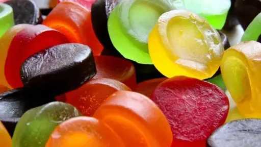 معلمة تعطي الأطفال مُلينات لإرسالهم إلى منازلهم مبكرًا.. تحقيقات تكشف تفاصيل صادمة