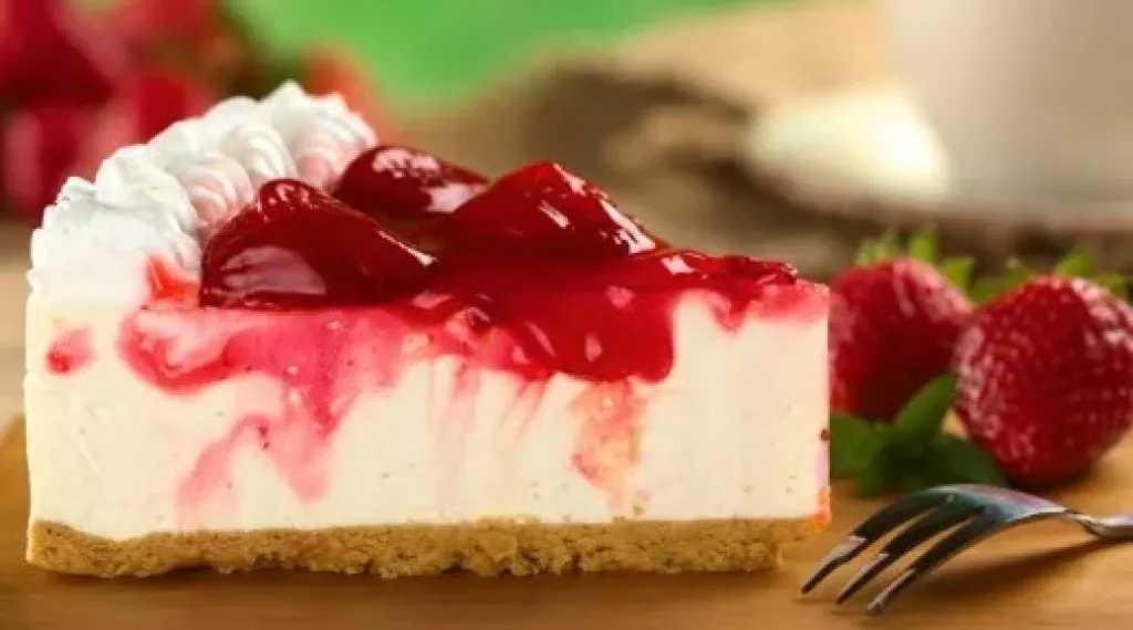 طريقة مبتكرة لتحضير بار تشيز كيك الفراولة بلمسة صحية للأمهات