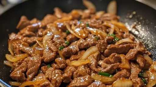 لحم بالبصل المكرمل.. طبق مميز بنكهة غنية وخطوات بسيطة