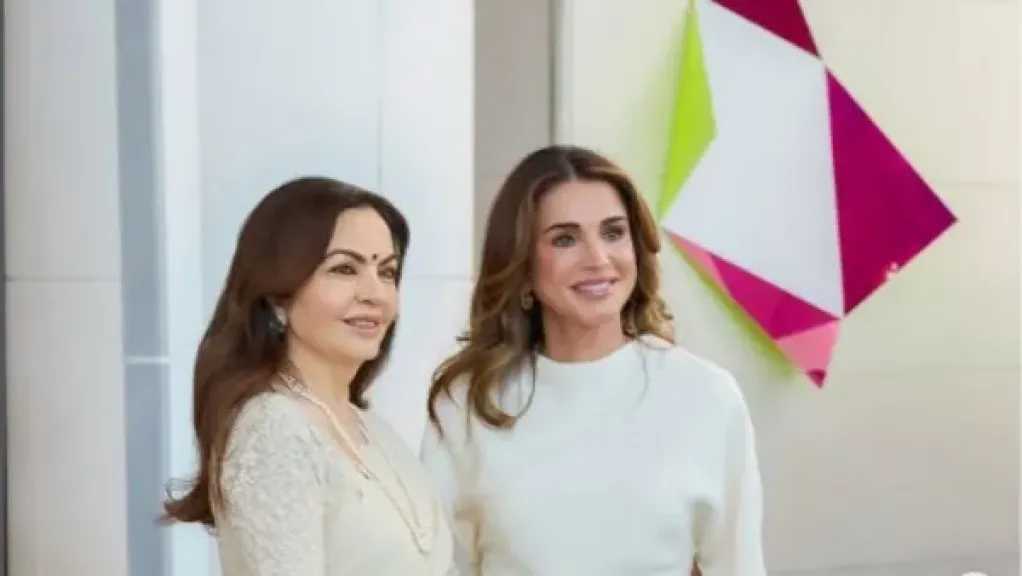 الملكة رانيا تتألق بإطلالة أنيقة خلال مشاركتها في قمة الأعمال العالمية بالهند