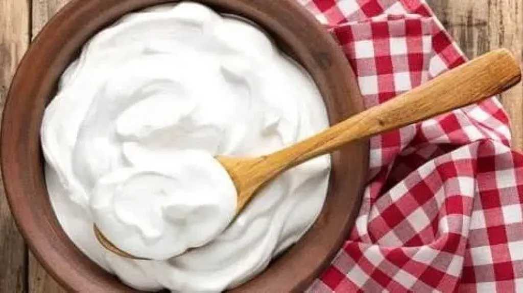 زبادي الفواكه الجاهزة.. مخاطر صحية مخفية وراء الطعم الجذاب