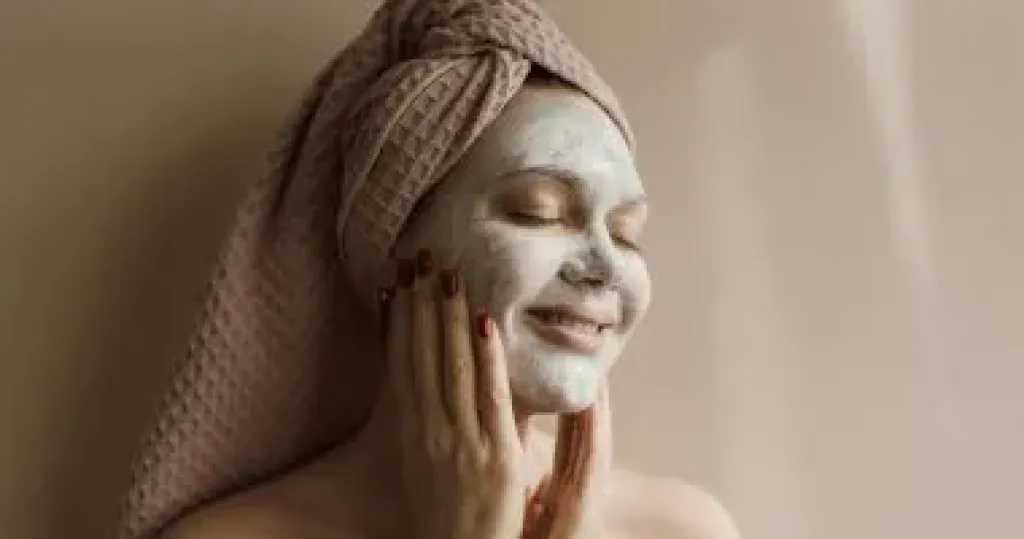 ثلاث وصفات ليلية طبيعية لاستعادة نضارة البشرة وسط ضغوط الحياة