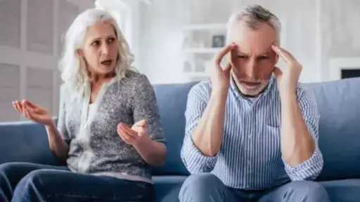 النقد المستمر والمقارنة.. أخطاء يومية تهدد العلاقات الزوجية