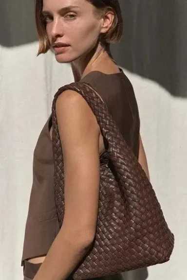 حقائب اليد تعود بروح جديدة في 2026.. تصاميم تعكس الجرأة والبهجة