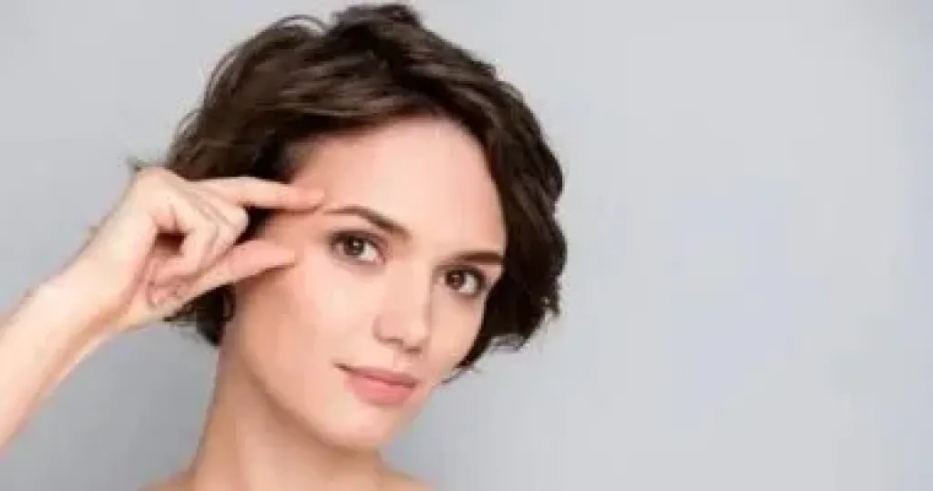 قشور بيضاء على الحواجب