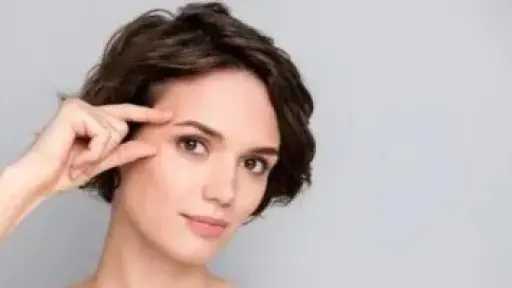 القشرة على الحواجب.. أسباب متعددة وحلول طبيعية فعّالة القشرة على الحواجب.. أسباب متعددة وحلول طبيعية فعّالة