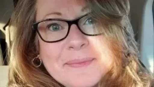 أيرلندية تستيقظ بلكنة روسية بعد عملية جراحية في حالة نادرة تُعرف بـ”متلازمة... أيرلندية تستيقظ بلكنة روسية بعد عملية جراحية في حالة نادرة تُعرف بـ”متلازمة اللهجة الأجنبية