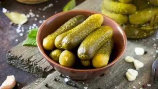 طريقة سريعة لتحضير مخلل الخيار بالميكرويف في دقائق