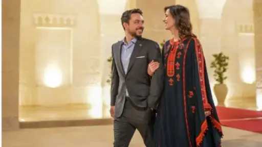 ولي عهد الأردن الأمير الحسين وزوجته رجوة يخطفان الأنظار في أولى ليالي رمضان