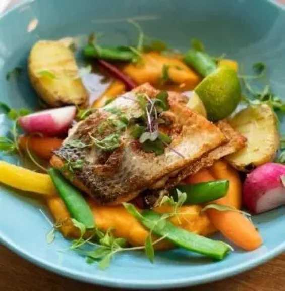 انا حوا يقدم وجبة فطور اليوم الثالث من رمضان السمك في الفرن مع السلطة الخضراء..بالهنا