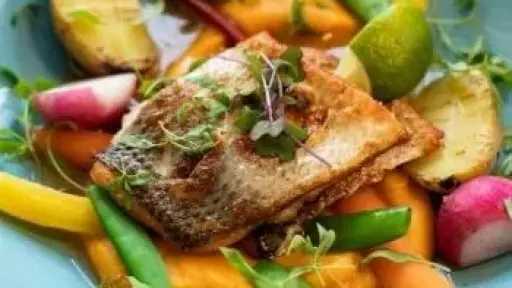 انا حوا يقدم وجبة فطور اليوم الثالث من رمضان السمك في الفرن مع السلطة الخضراء..بالهنا