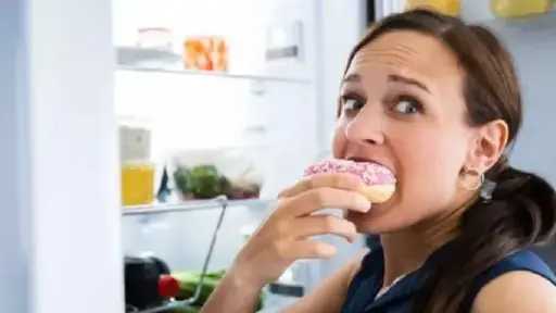 الإفراط في تناول الطعام.. علامات خفية وحلول للتحكم في العادة الشائعة الإفراط في تناول الطعام.. علامات خفية وحلول للتحكم في العادة الشائعة