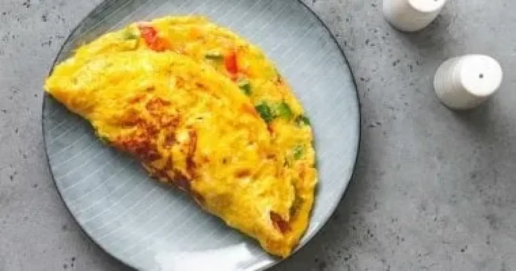 بيض الأومليت بالخضار