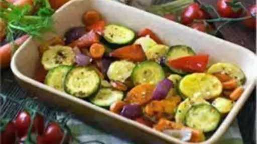 صينية الخضار في الفرن.. خيار صحي واقتصادي للأسر