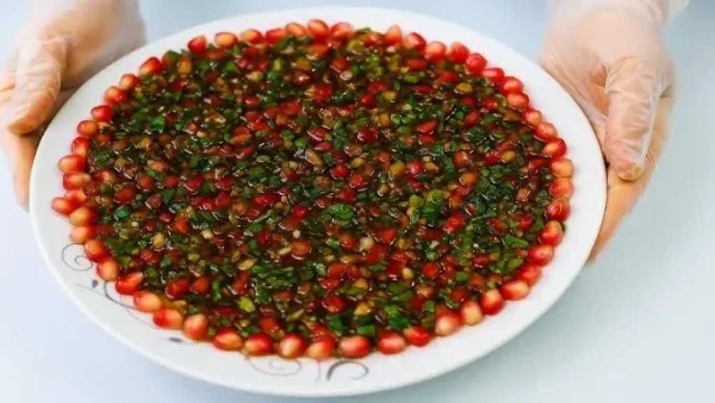 وصفة سلطة الباذنجان والفلفل المشوي.. نكهة شهية وصحية