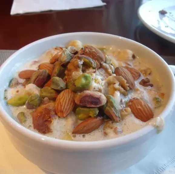 أم علي بالقشطة والمكسرات.. الحلوى الرمضانية التي تجمع العائلة