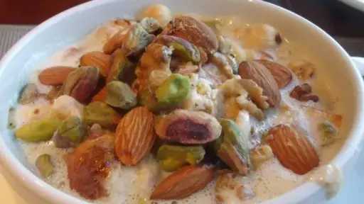 أم علي بالقشطة والمكسرات.. الحلوى الرمضانية التي تجمع العائلة