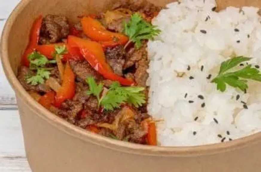 انا حوا يقدم وجبة فطور اليوم الثامن من رمضان لحم مكعبات بالخضار وأرز أبيض.. بالهنا