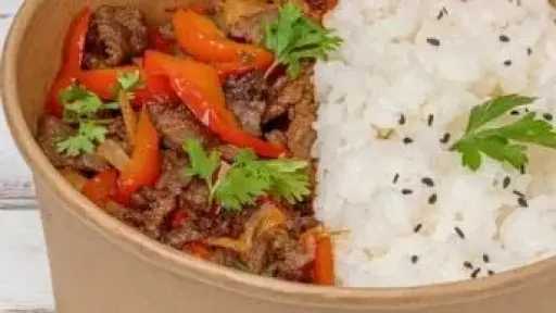 انا حوا يقدم وجبة فطور اليوم الثامن من رمضان لحم مكعبات بالخضار وأرز أبيض.. بالهنا