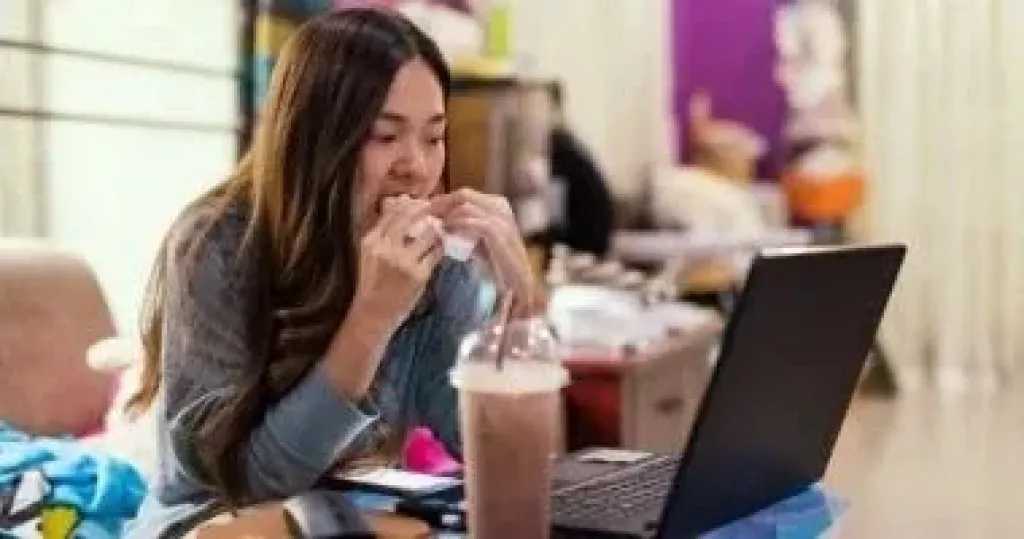 الإجهاد النفسي يدفع إلى الإفراط في الأكل.. كيف نتجنب العواقب الصحية؟