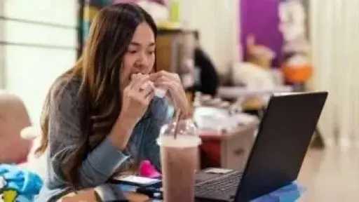 الإجهاد النفسي يدفع إلى الإفراط في الأكل.. كيف نتجنب العواقب الصحية؟