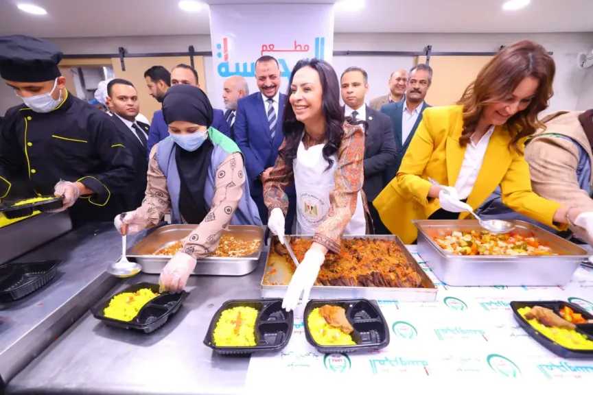 وزيرة التضامن الاجتماعي تتفقد وحدة إطعام ”المحروسة” وتثمن جهود تقديم الوجبات