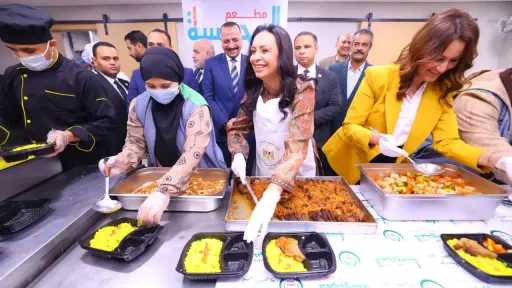وزيرة التضامن الاجتماعي تتفقد وحدة إطعام ”المحروسة” وتثمن جهود تقديم الوجبات