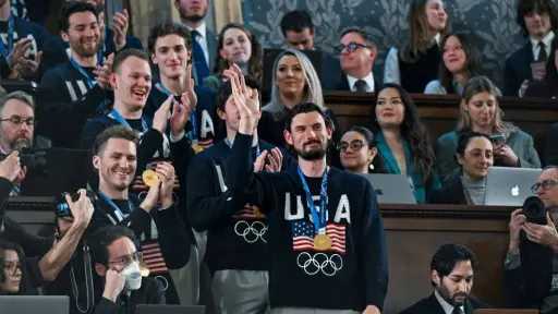 جدل حول ردود أفعال لاعبي منتخب الهوكي الأميركي بعد دعوة ترامب لفريق السيدات