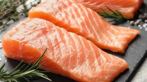 السلمون ”سوبر فود” على مائدة البريطانيين: قيم غذائية عالية وطرق صحية للطهي