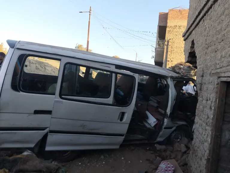 بينهم سيدة.. اصطدام ميكروباص بحائط منزل في أسيوط يخلف 7 مصابين