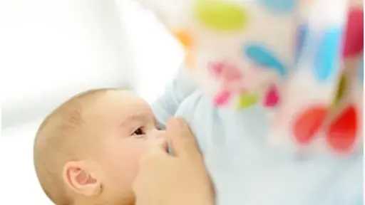 تأجيل صيام الأمهات المرضعات خلال الشهور الأولى لضمان صحة الطفل