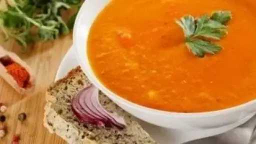 شوربة العدس.. طبق دافئ وصحي يثري مائدة الإفطار في رمضان