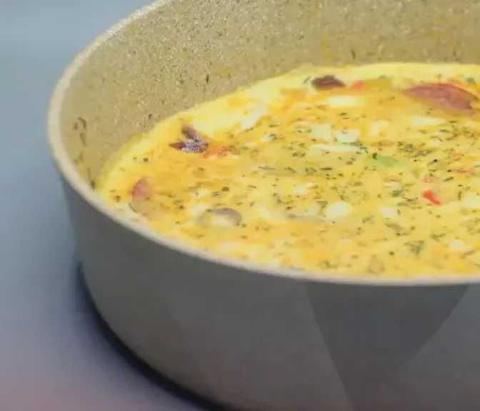 طريقة سريعة لتحضير طاسة بيض بيتزا الشهية بخطوات بسيطة