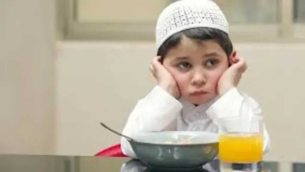 كيف تعلّم الأم طفلها الصيام دون أخطاء؟