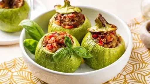 انا حوا يقدم وجبة فطور اليوم الرابع عشر من رمضان محشى الكوسة... انا حوا يقدم وجبة فطور اليوم الرابع عشر من رمضان محشى الكوسة مع الشوربة.. بالهنا