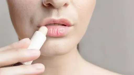 تشقق الشفاه في رمضان.. حلول طبيعية لاستعادة النعومة