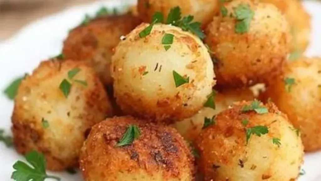 بخطوات بسيطة وسريعة.. طريقة تحضير كرات البطاطس بالجبن