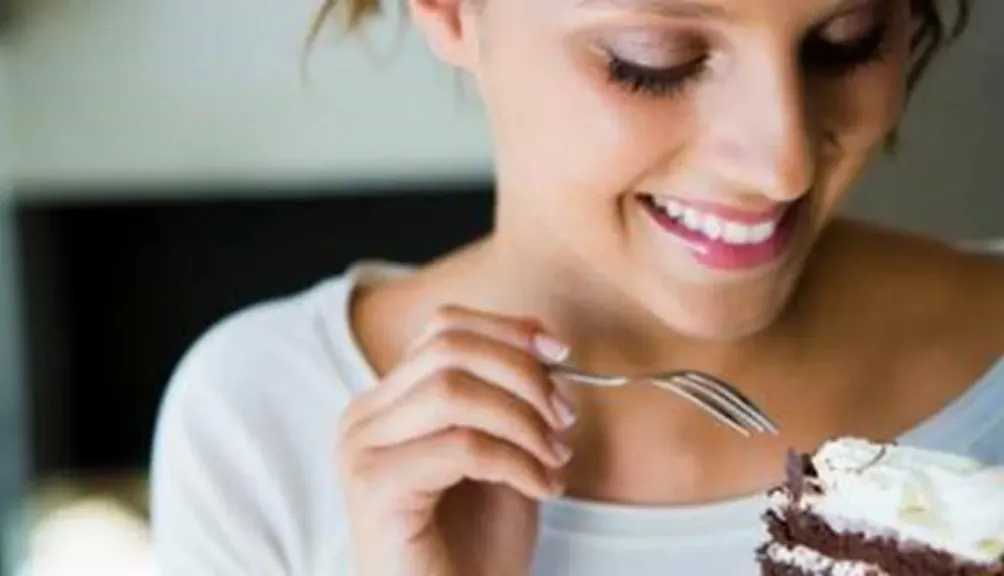 كيفية السيطرة على الشراهة في تناول الحلويات خلال رمضان