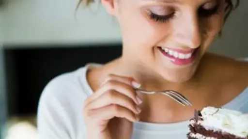 كيفية السيطرة على الشراهة في تناول الحلويات خلال رمضان