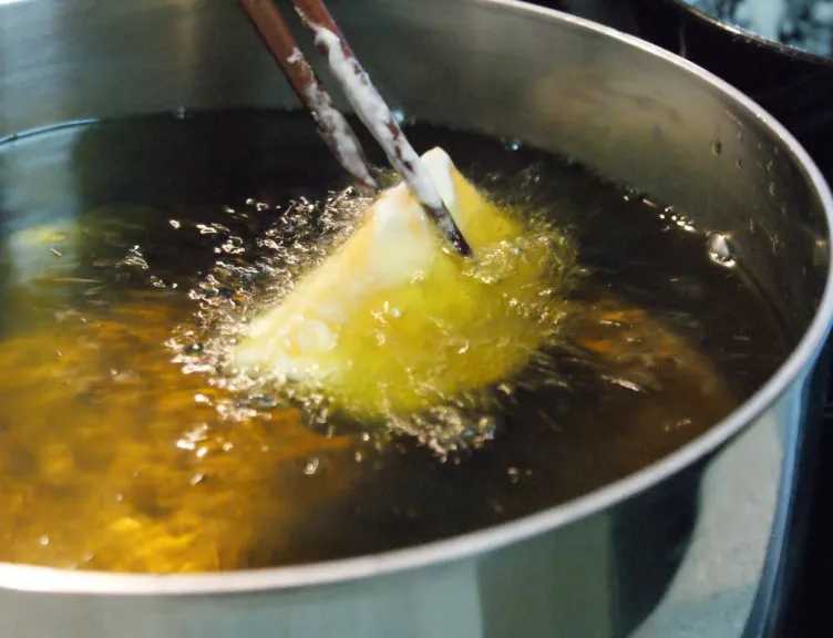 طرطشة الزيت أثناء القلي.. الأسباب والحلول لتجنب الحروق والبقع