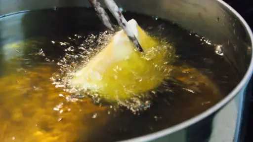 طرطشة الزيت أثناء القلي.. الأسباب والحلول لتجنب الحروق والبقع