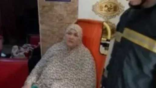 رجال الشرطة بالقاهرة يستجيبون لاستغاثة إنسانية وينقلون مريضة لتلقي العلاج رجال الشرطة بالقاهرة يستجيبون لاستغاثة إنسانية وينقلون مريضة لتلقي العلاج