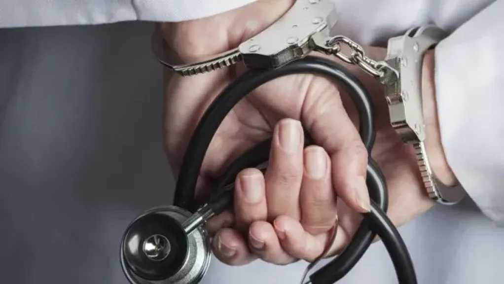 ضبط طبيب أسنان يستغل قرابته بطالبة إعدادية للتحرش بها ومحاولة استدراجها