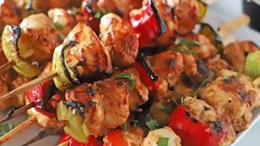 شيش طاووق.. الطبق المفضّل على موائد الغداء والعزومات