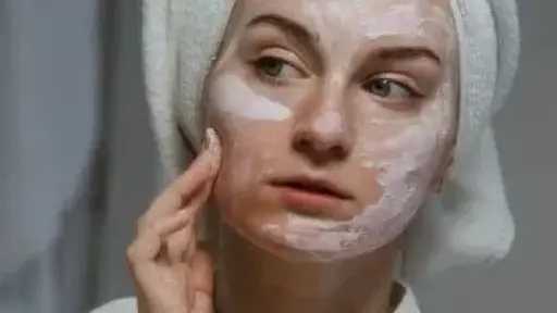 وصفات طبيعية للتخلص من البقع الداكنة في البشرة