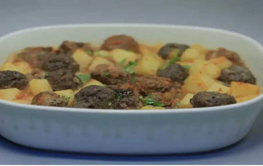 طريقة تحضير صينية بطاطس مع كرات اللحم لإفطار رمضان